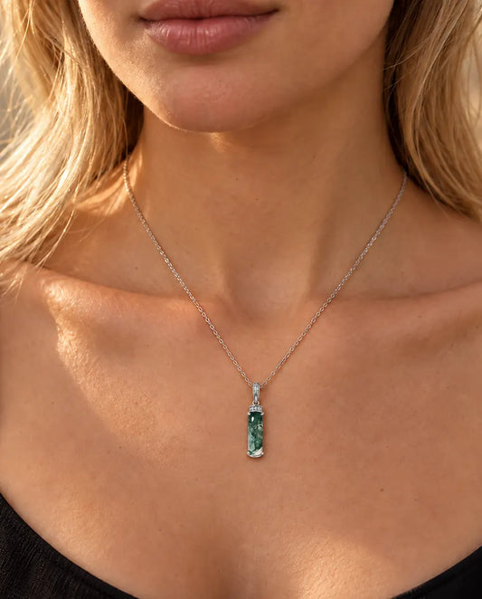 Moss Agate Bar Necklace in 925 Sterling Silver - worn on a model, close-up at the collarbone