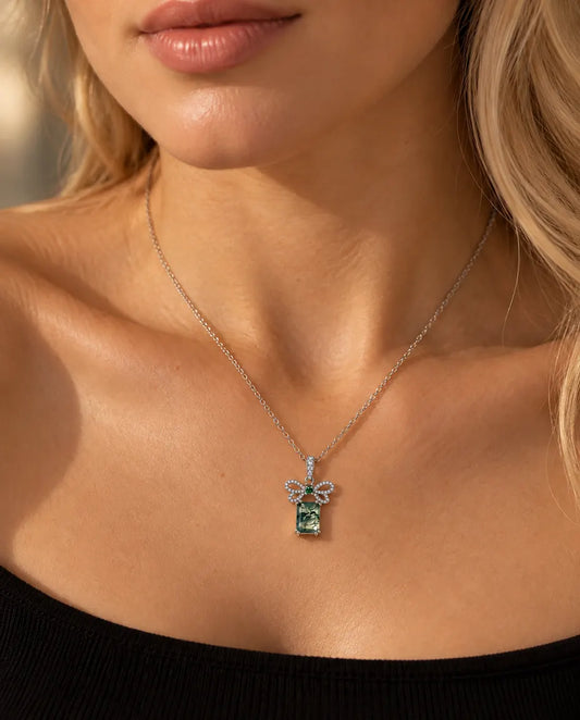 Moss Agate Bow Necklace in 925 Sterling Silver - worn on a model, close-up at the collarbone