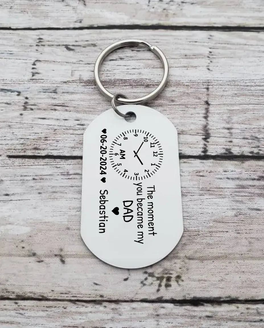 Engraved back of the keychain with clock, date, name and the moment you became my Dad