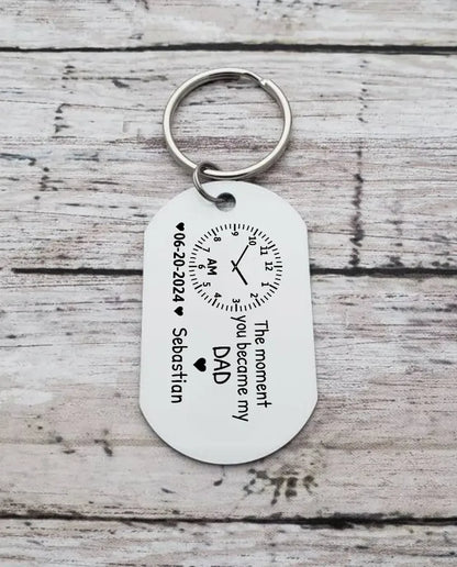 Engraved back of the keychain with clock, date, name and the moment you became my Dad