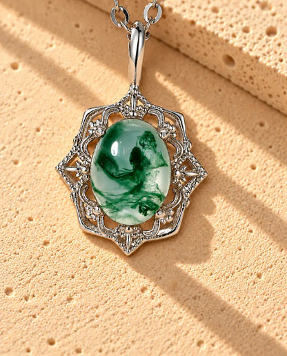 Vintage Moss Agate Pendant Necklace in 925 Sterling Silver - close-up of the moss agate and its setting